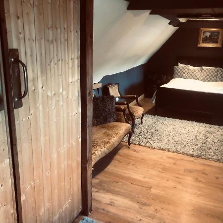 Tudor House - Double Room - Shared Bathroom Goff's Oak 外观 照片