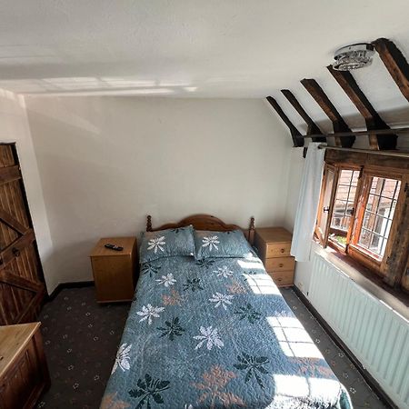 Tudor House - Double Room - Shared Bathroom Goff's Oak 外观 照片