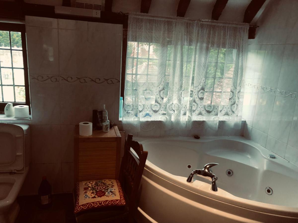 Tudor House - Double Room - Shared Bathroom Goff's Oak 外观 照片