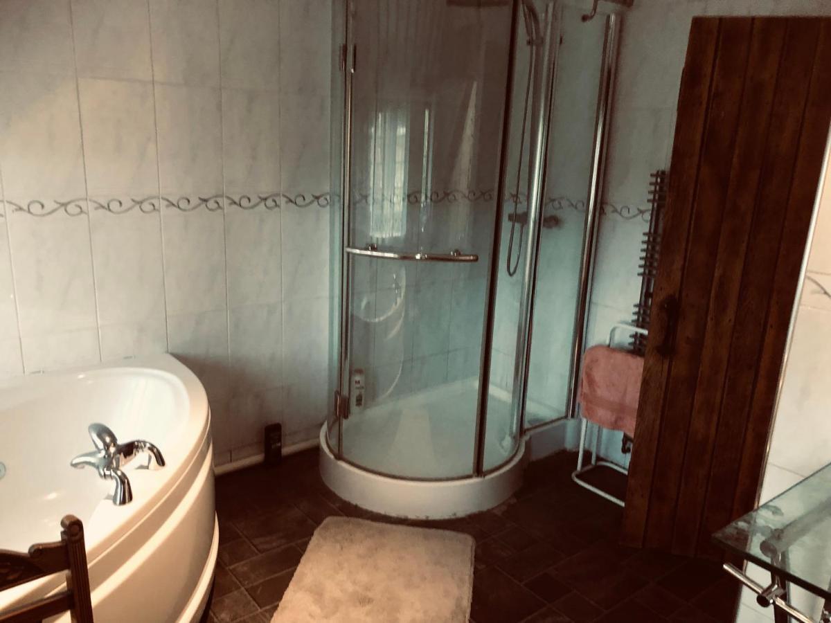 Tudor House - Double Room - Shared Bathroom Goff's Oak 外观 照片