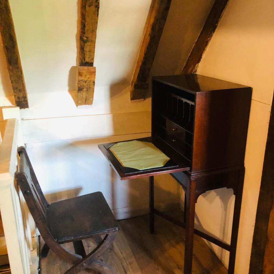 Tudor House - Double Room - Shared Bathroom Goff's Oak 外观 照片