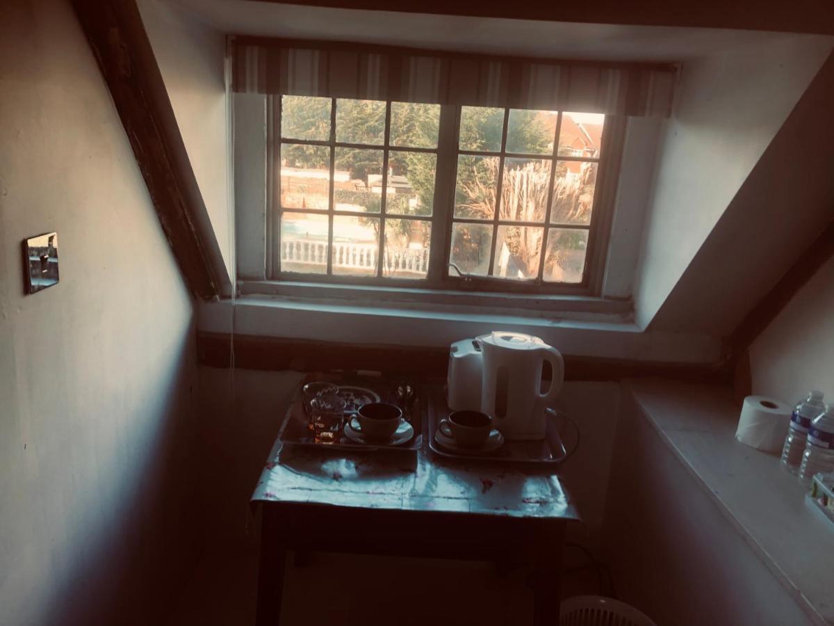 Tudor House - Double Room - Shared Bathroom Goff's Oak 外观 照片