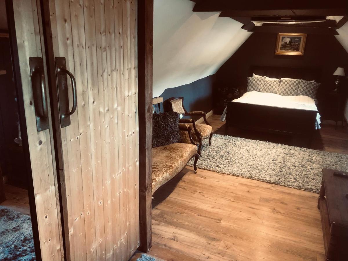 Tudor House - Double Room - Shared Bathroom Goff's Oak 外观 照片