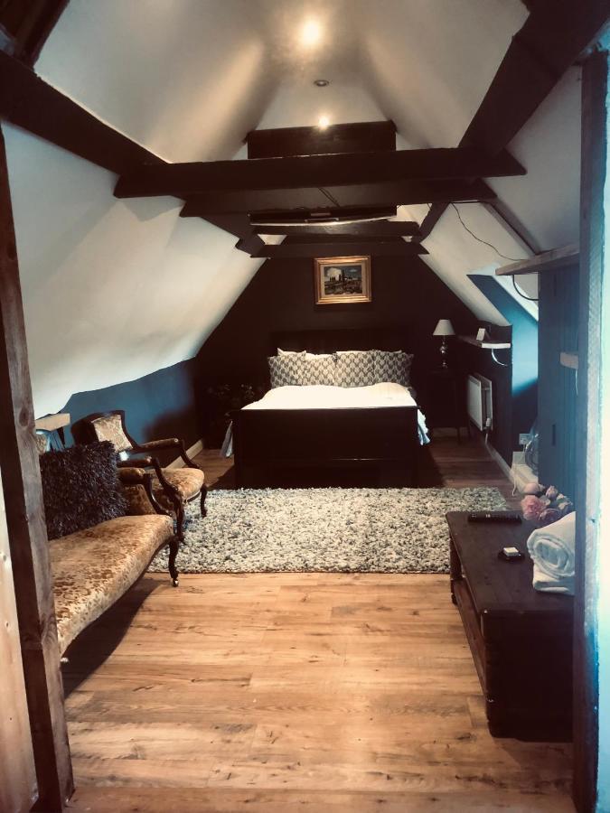 Tudor House - Double Room - Shared Bathroom Goff's Oak 外观 照片
