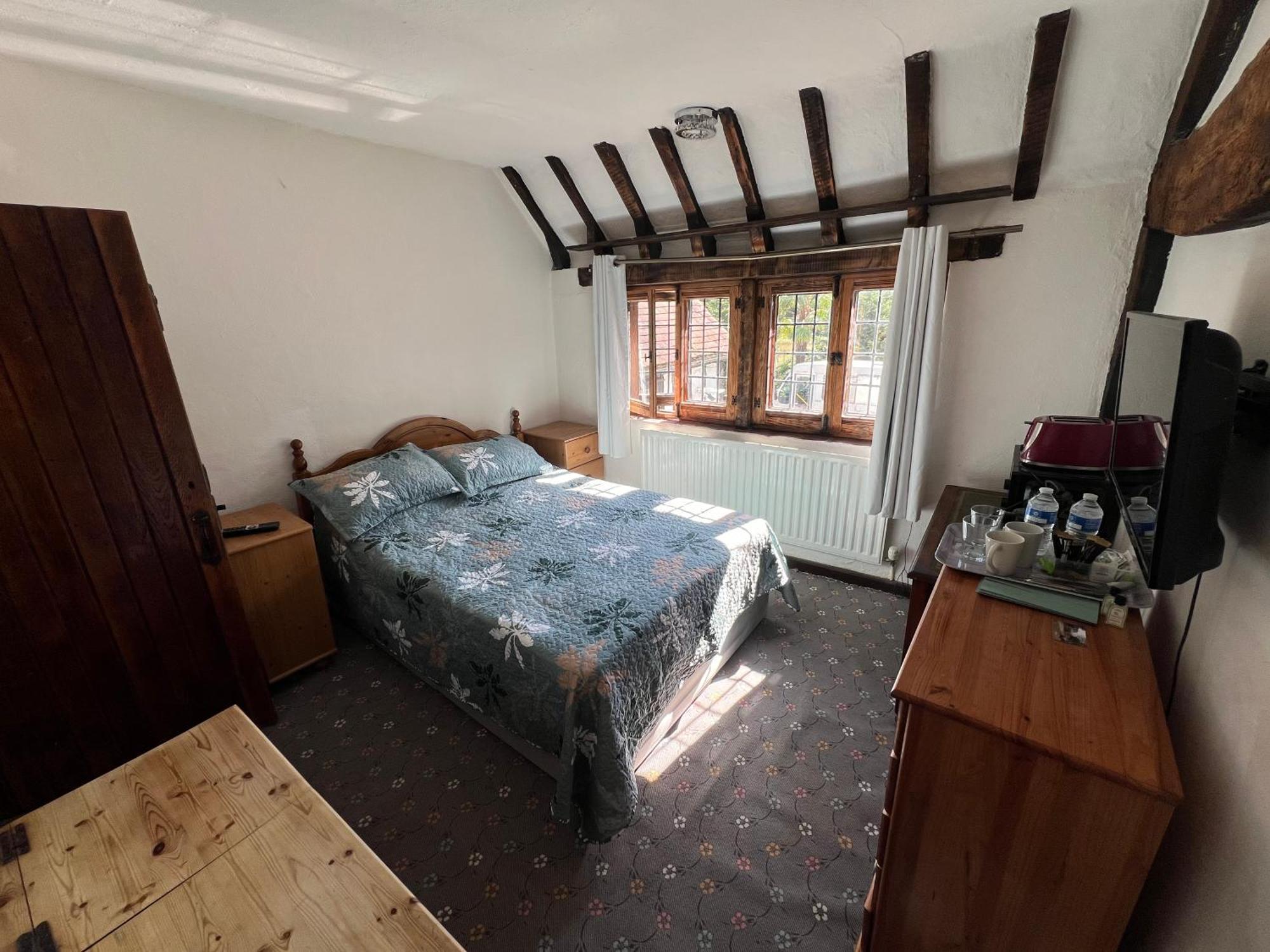 Tudor House - Double Room - Shared Bathroom Goff's Oak 外观 照片