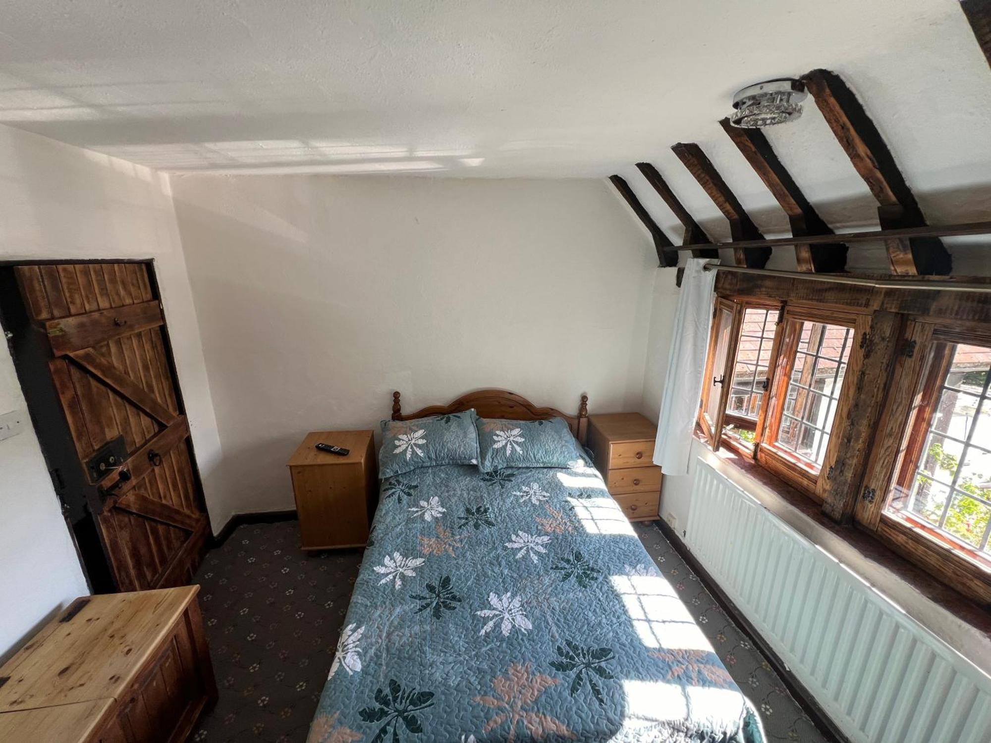 Tudor House - Double Room - Shared Bathroom Goff's Oak 外观 照片